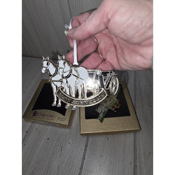 Charleston, SC ChemArt Horse drawn Carriage The Inn Christmas Place Ornament - Picture 4 of 15